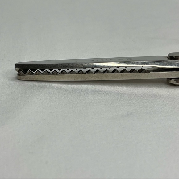 Vintage Singer Sewing Pinking Shears. 1577. Black Handles 7.5"long - Picture 7 of 10